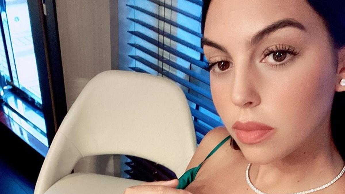 Georgina Rodríguez posa, con un vestido lencero de color verde, en Instagram