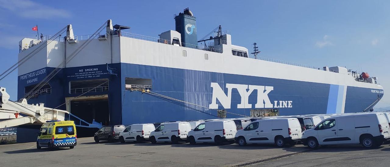 El buque &quot;Prometheus Leader&quot;, atracado esta mañana en la terminal de vehículos de Vigo.