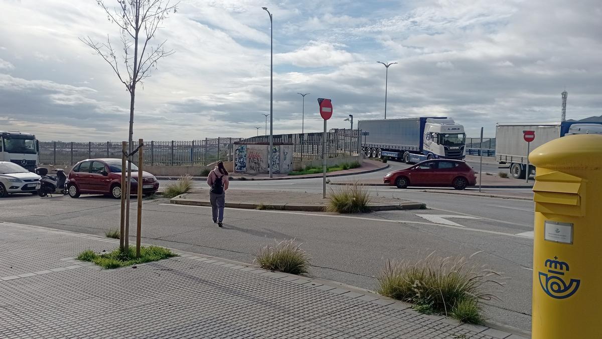 Una joven atraviesa la calle Ucrania; a continuación deberá cruzar la MA-401 sin semáforos ni pasos de cebra.