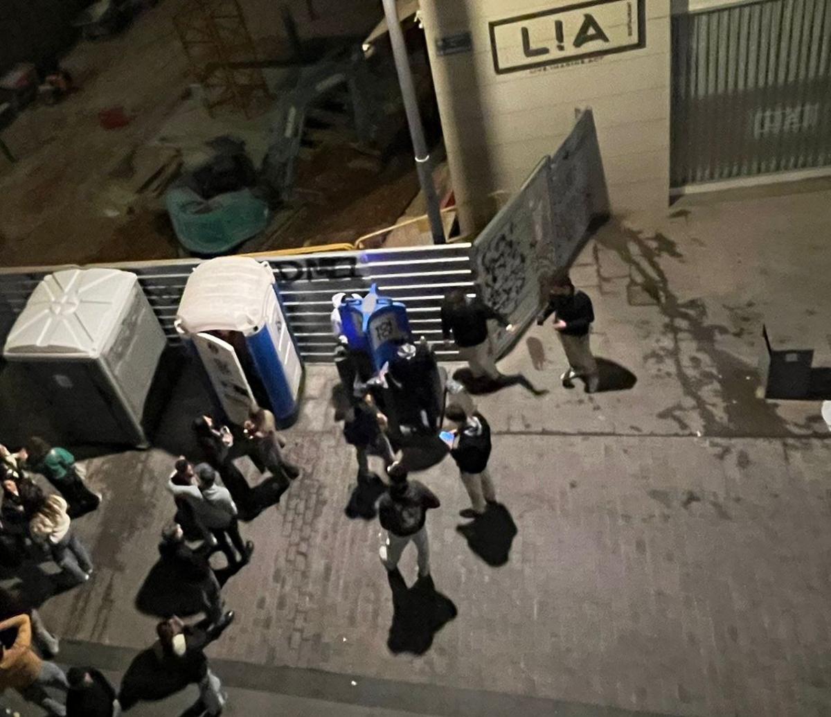 Urinarios desbordados en una céntrica calle de València.