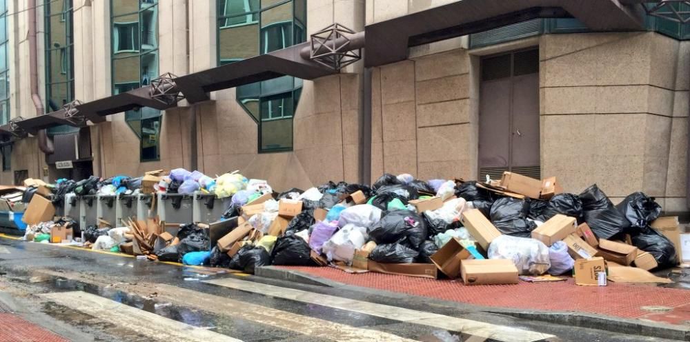 Basura acumulada en las inmediaciones de Armengual de la Mota