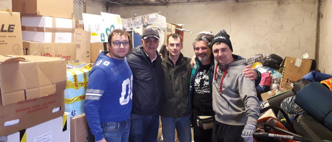 Miembros de la ONG tras entregar la ayuda en Polonia