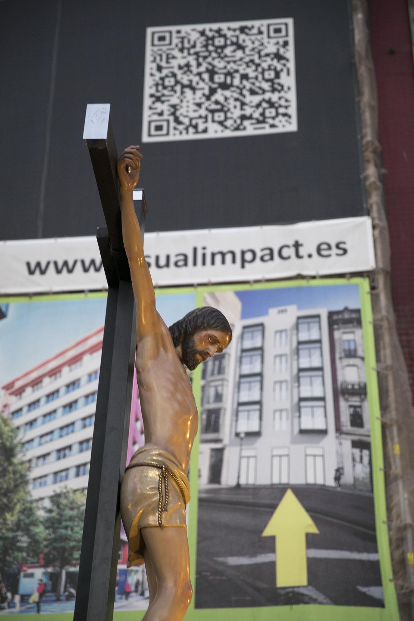 EN IMÁGENES: Gijón arropa al Cristo de los Mártires en su regreso a las calles