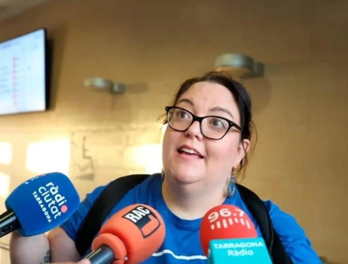 Anna Gómez Llauradó, portavoz de Dignitat a les Vies, durante una comparecencia ante la prensa