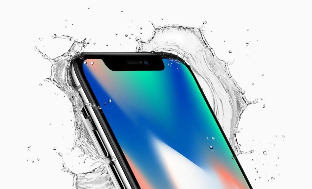 JGM01 - CUPERTINO (EE.UU.), 12/9/2017.- Fotografìa cedida por Apple Inc. que muestra el iPhone X de Apple con water splash, presentado en el nuevo teatro Steve Jobs, durante el evento especial de Apple en la nueva sede de Apple en Cupertino, California, EE.UU., hoy, 12 de septiembre de 2017. Las nuevas características del teléfono incluyen una Super Pantalla Retina de 5,8 pulgadas, una cámara trasera mejorada con doble estabilización de imagen óptica, sistema de cámara TrueDepth, Face ID y un Bionic Chip A11 con motor Neural. Apple dijo que el teléfono usa una nueva autenticación de identificación de rostro, utilizando un sistema de cámara TrueDepth de última generación compuesto por un proyector de punto, cámara de infrarrojos e iluminador flood, y es alimentado por un Bionic A11 para mapear y reconocer con precisión un rostro. El nuevo iPhone X estará disponible el viernes 27 de octubre de 2017 en más de 55 países y territorios, y en tiendas comenzando el viernes, 03 de noviembre de