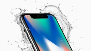 JGM01 - CUPERTINO (EE.UU.), 12/9/2017.- Fotografìa cedida por Apple Inc. que muestra el iPhone X de Apple con water splash, presentado en el nuevo teatro Steve Jobs, durante el evento especial de Apple en la nueva sede de Apple en Cupertino, California, EE.UU., hoy, 12 de septiembre de 2017. Las nuevas características del teléfono incluyen una Super Pantalla Retina de 5,8 pulgadas, una cámara trasera mejorada con doble estabilización de imagen óptica, sistema de cámara TrueDepth, Face ID y un Bionic Chip A11 con motor Neural. Apple dijo que el teléfono usa una nueva autenticación de identificación de rostro, utilizando un sistema de cámara TrueDepth de última generación compuesto por un proyector de punto, cámara de infrarrojos e iluminador flood, y es alimentado por un Bionic A11 para mapear y reconocer con precisión un rostro. El nuevo iPhone X estará disponible el viernes 27 de octubre de 2017 en más de 55 países y territorios, y en tiendas comenzando el viernes, 03 de noviembre de