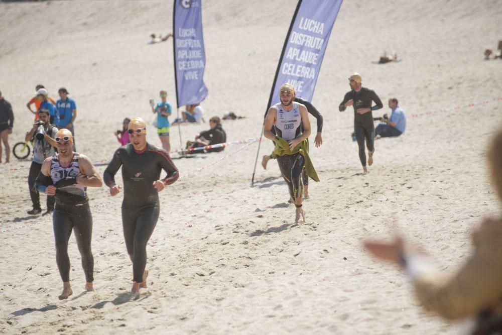 Más de 300 deportistas en el X Triatlón de Riazor