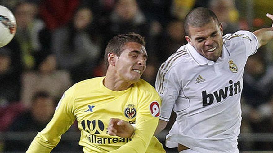 Pepe y Marco Ruben, en una acción del Villarreal-Real Madrid.
