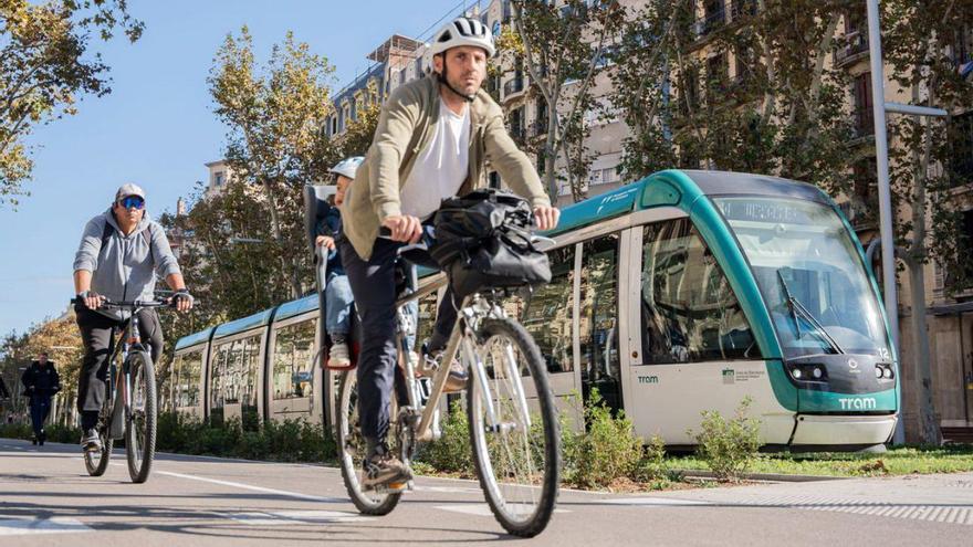 Un tranvía y bicis en la Diagonal, en una imagen de archivo