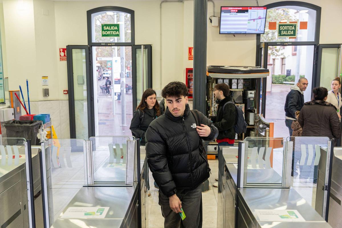Los universitarios de la UAB que viven en el Baix Llobregat tardan cuatro horas en llegar y volver de clase