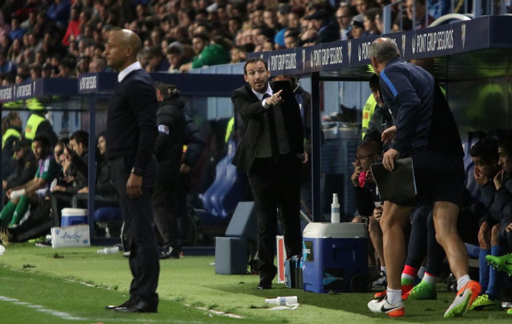 Las imágenes del derbi andaluz en La Rosaleda, que estuvo precedido de un minuto de silencio en memoria de Pablo Ráez. Sobre el césped, el conjunto bético remontó un choque en el que el Málaga CF no estuvo bien.