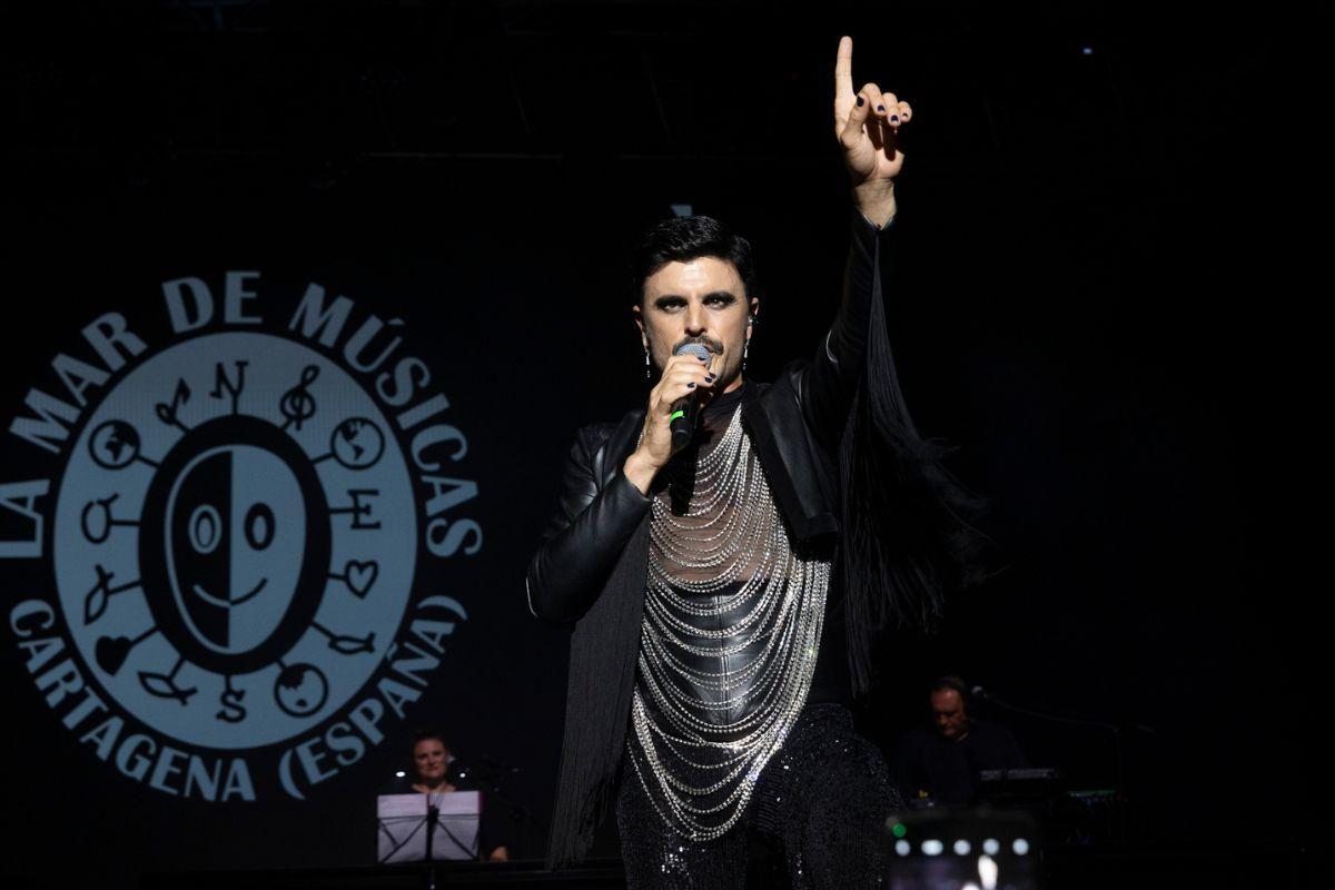 Rodrigo Cuevas durante un concierto.