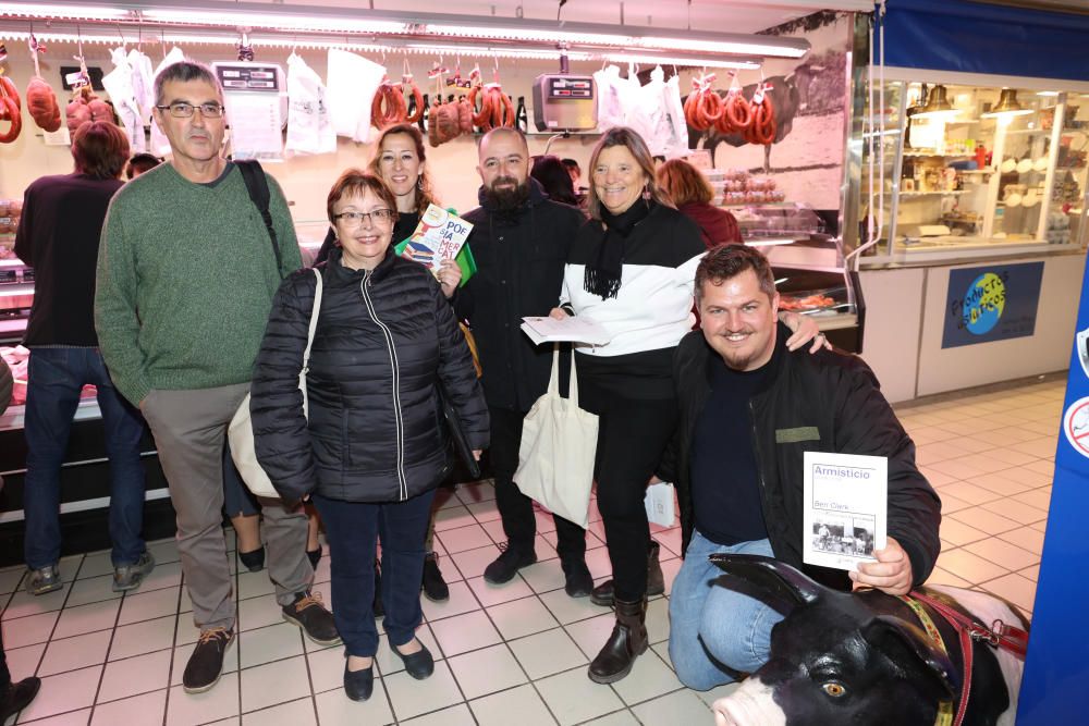 Los clientes del Mercat Nou se topan con poetas durante sus compras para celebrar el Día Internacional de la Poesía