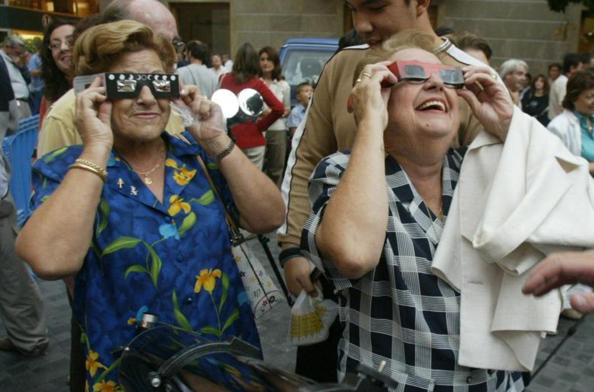 Dos mujeres observando un eclipse anular de sol en 2007 en el centro de Murcia