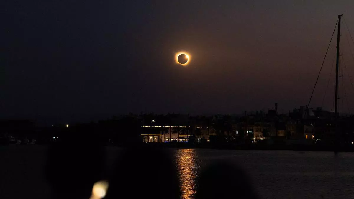 A pie de calle | Así ha sido la cobertura fotográfica especial del eclipse total en Tarragona
