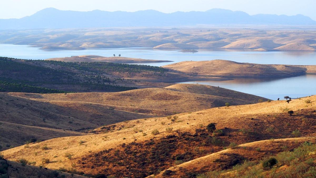Siguiendo el cauce del río Zújar, el embalse se extiende por el territorio de Badajoz.