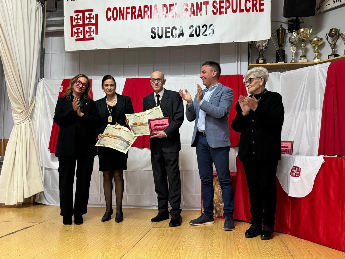 Las autoridades en la entrega del premio premio a la cofradía ganadora.