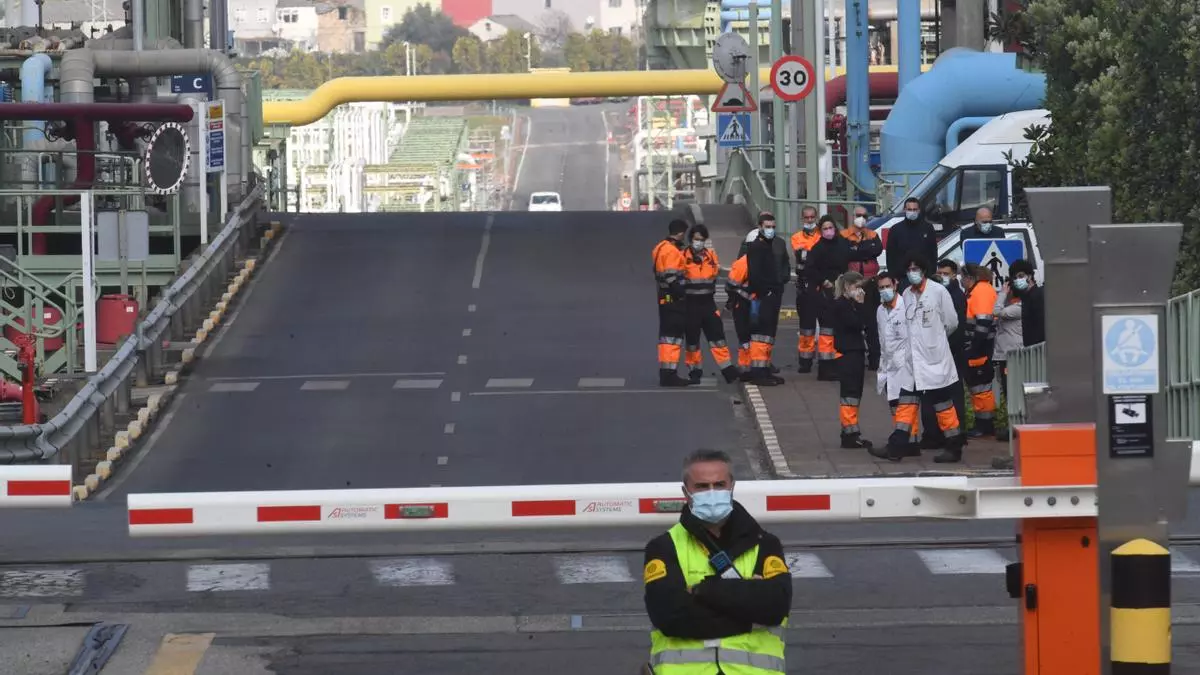Los trabajadores de las auxiliares de la refinería secundan el paro y exigen a la empresa que escuche sus reivindicaciones