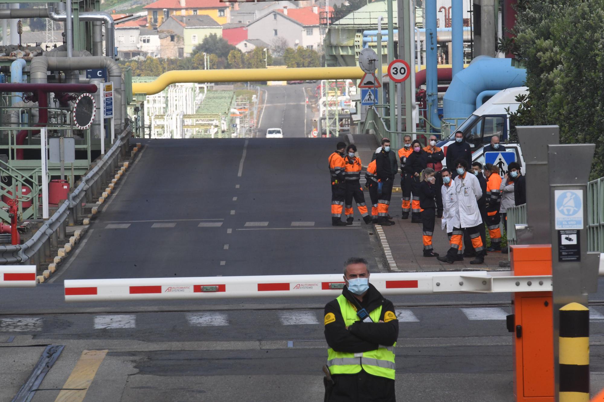 Los trabajadores de las auxiliares de la refinería paran hasta que Repsol reciba a sus representantes