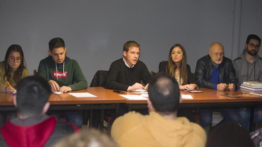 Momento de la asamblea de la Junta Local Fallera de Xàtiva, anoche, con la presencia de Roger Cerdà y otras autoridades locales