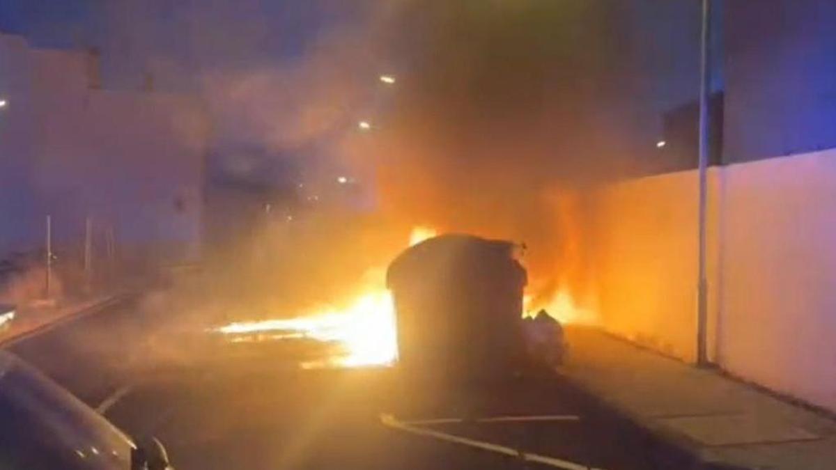 Los vecinos de El Sobradillo, en vilo por la quema de contenedores: "Le han prendido fuego varias veces, ya no aparcamos cerca por si acaso"
