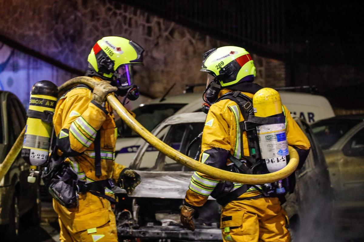 Imágenes del incendio de coches en Alcoy
