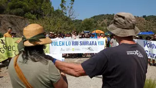 Un centenar de personas se concentran en el pantano de Siurana en contra del trasvase a Riudecanyes