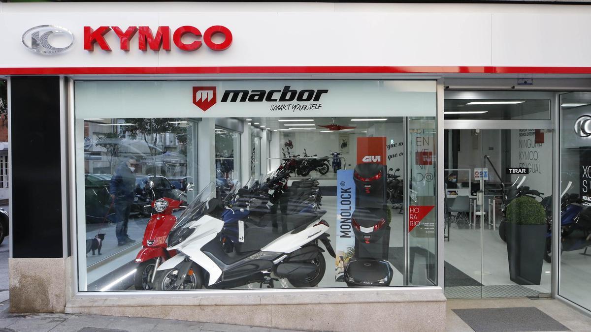 SportPasión inaugura exposición en la calle Tomás Alonso, con la marca Kymco como buque insignia.