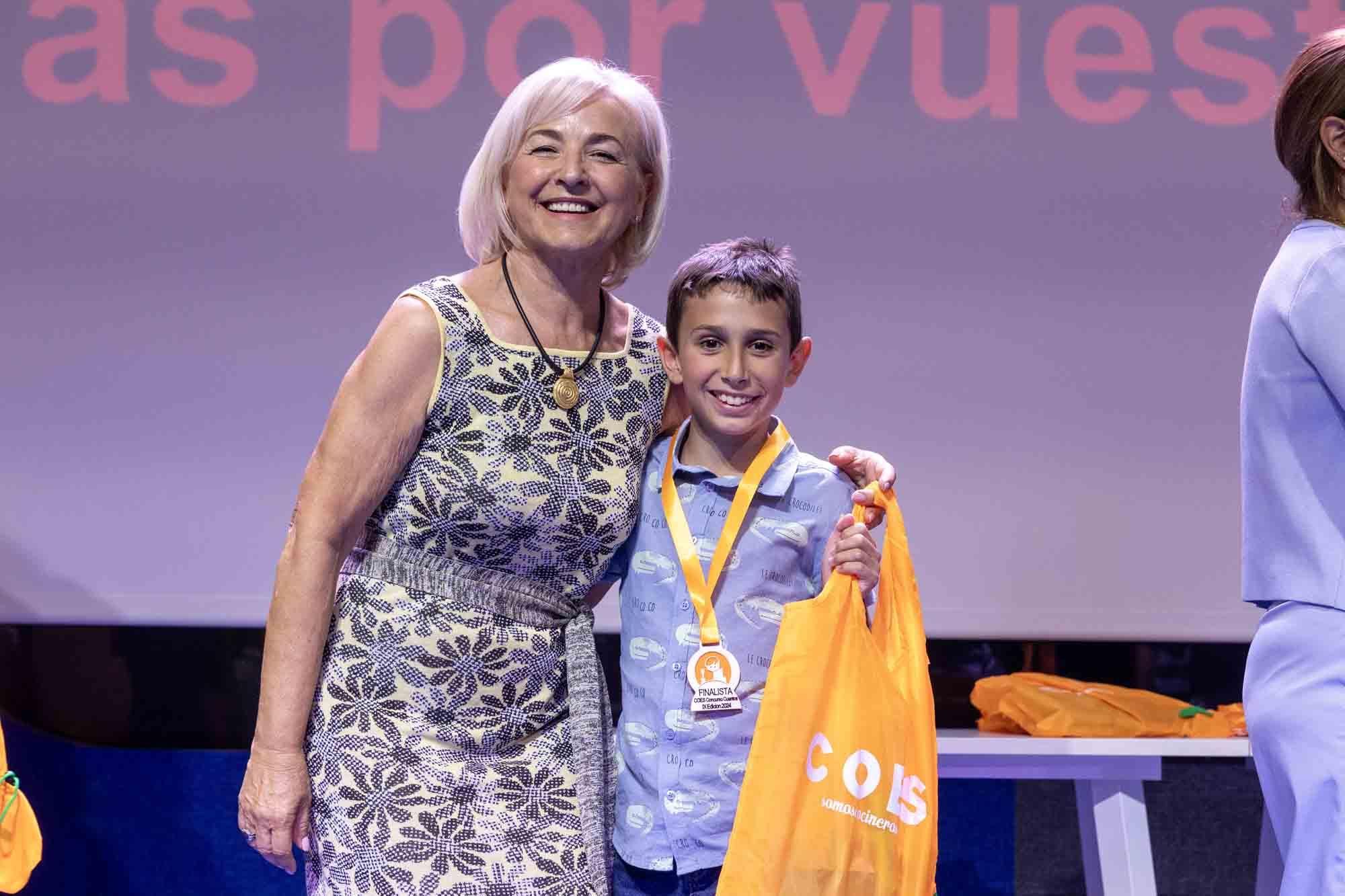 Entrega de premios del concurso infantil de relatos cortos "Cuéntame un cuento para comer" en el Club INFORMACIÓN organizado por COES