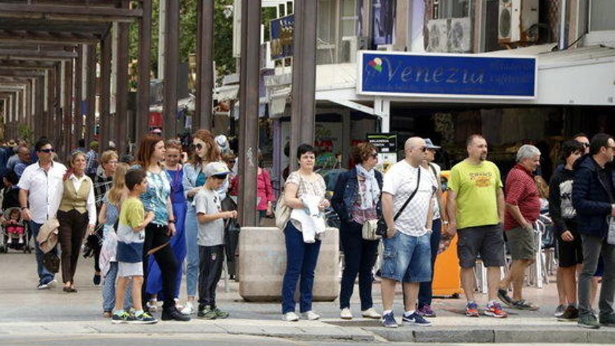 Diversos turistes esperant per creuar un carrer