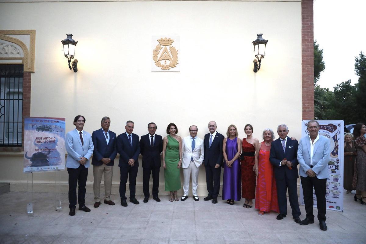 Foto de familia de invitados y autoridades