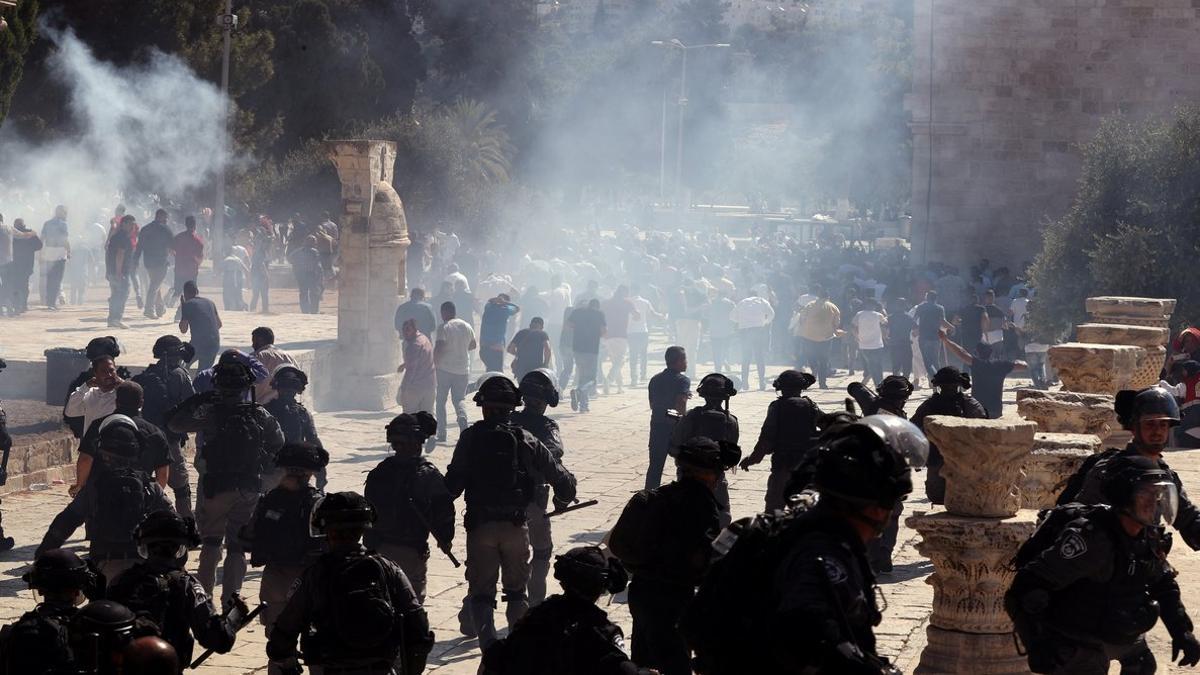 Enfrentamientos entre palestinos y policías israelís en la explanada de las mezquitas de Jerusalén, este domingo.