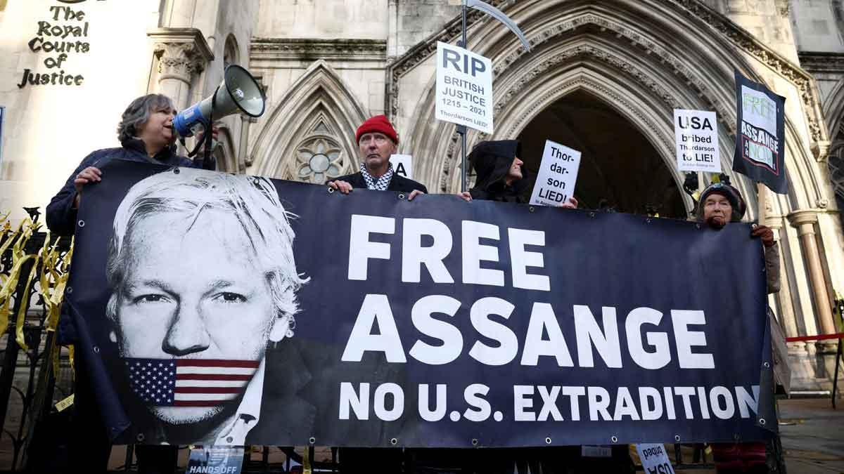 Partidarios de Julian Assange, con una pancarta, en el exterior de la Corte de Justicia en Londres.