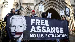 Partidarios de Julian Assange, con una pancarta, en el exterior de la Corte de Justicia en Londres.