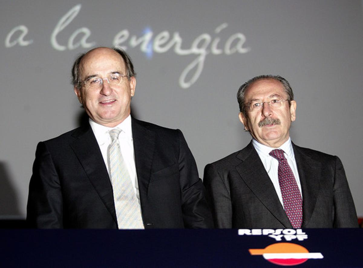 El president de Repsol, Antoni Brufau (esquerra), i el de Sacyr Vallehermoso, Luis del Rivero, en una junta d’accionistes de la petrolera. El president de Repsol, Antoni Brufau (esquerra), i el de Sacyr Vallehermoso, Luis del Rivero, en una junta d’accionistes de la petrolera.