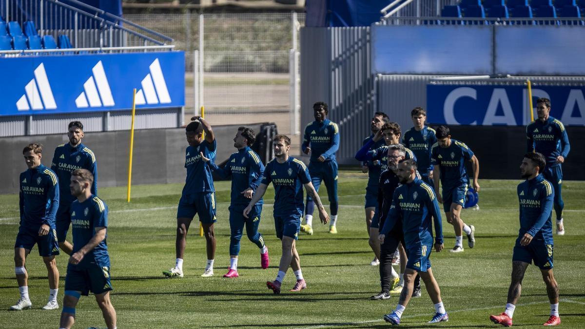 Los jugadores zaragocistas caminan en un entrenamiento en el Ibercaja Estadio.