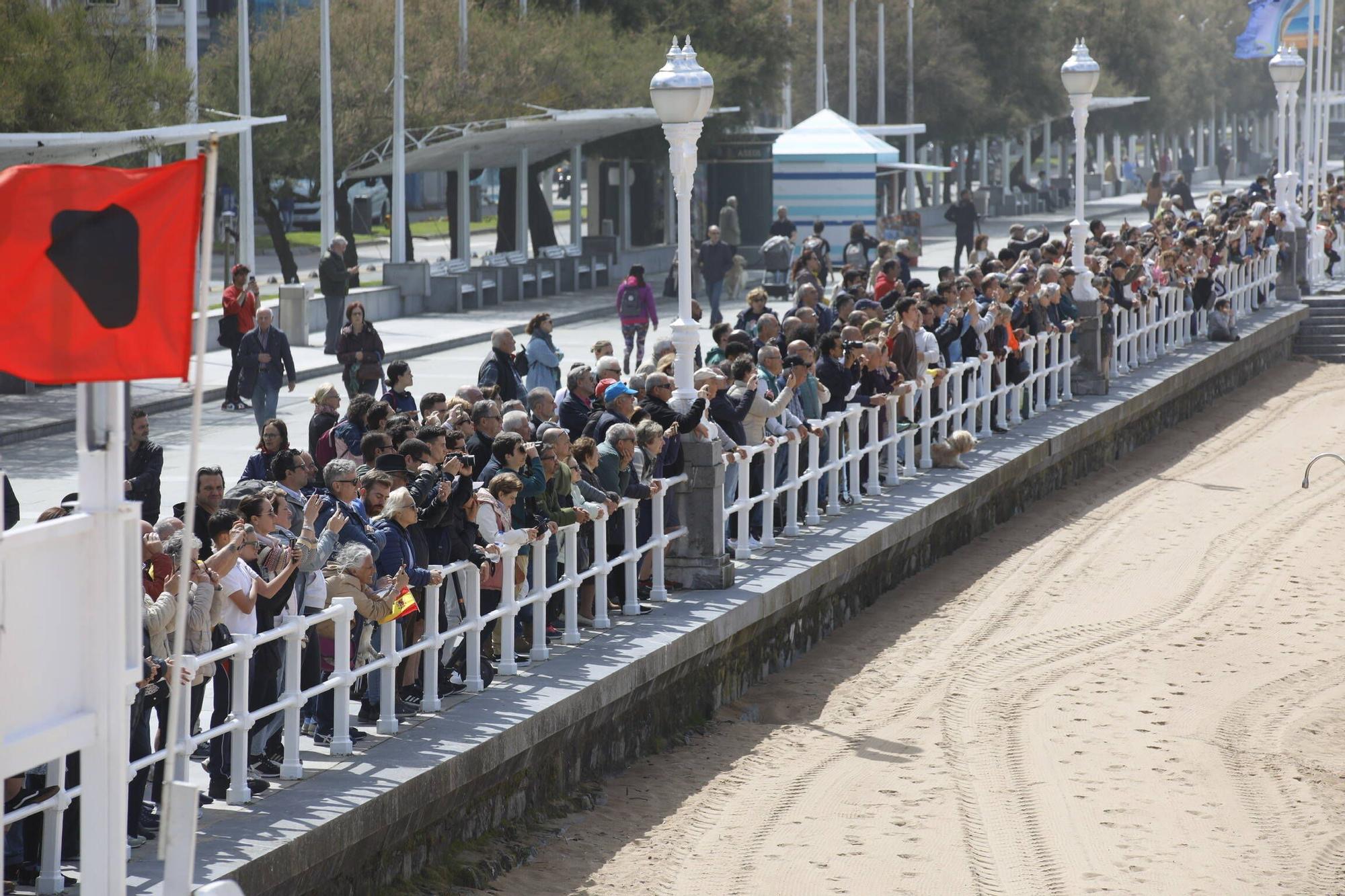 EN IMÁGENES: Así se ensaya el desembarco en la playa de San Lorenzo de Gijón