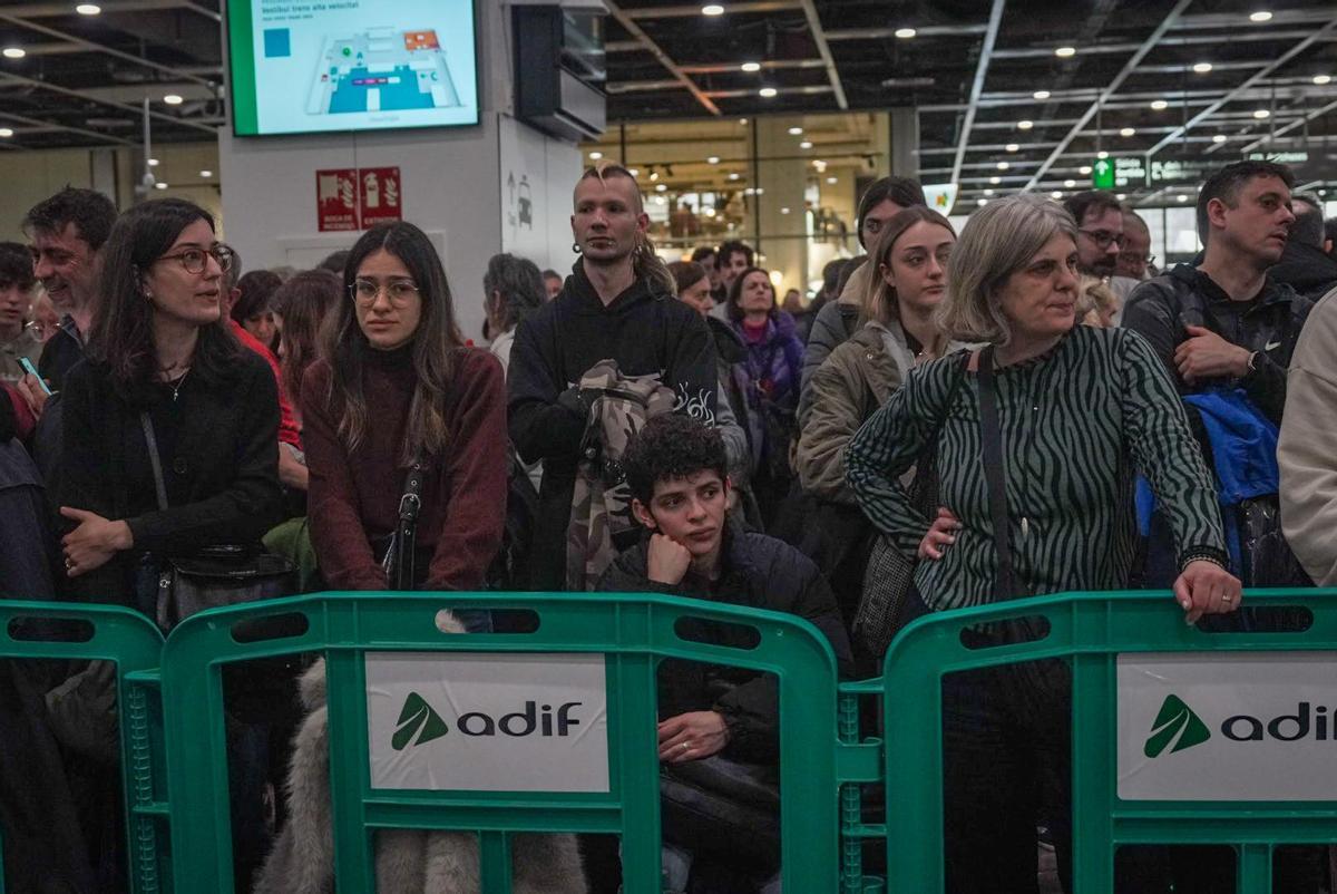 Caos y aglomeraciones en la estación de Sants