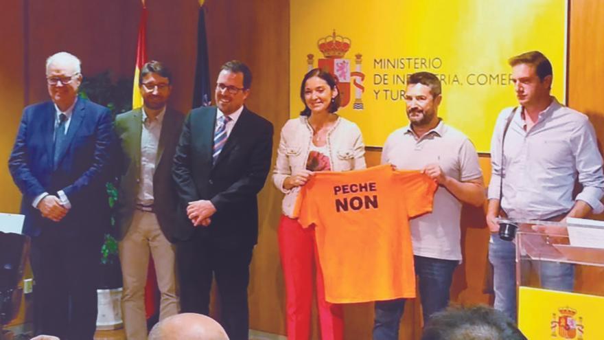 La ministra de Industria, Reyes Maroto, con el presidente del comité, Juan Carlos Corbacho, en julio de 2019.