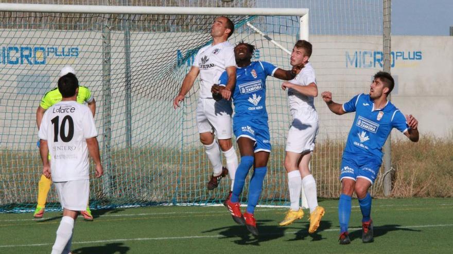 Un momento del partido entre CD Villaralbo y la UD Toresana