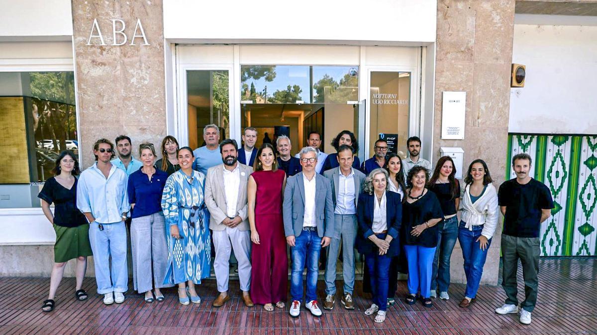 Jero Martínez (cuarta por la derecha) con los galeristas, directores de museos y responsables culturales