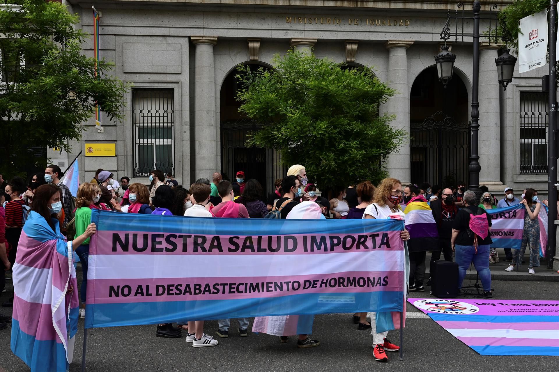 Concentración a favor de la ley trans y para denunciar el desabastecimiento de medicamentos para la terapia hormonal de este colectivo.