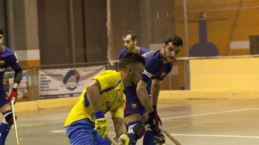 Pedro González, con la bola, en el partido frente al Barcelona.