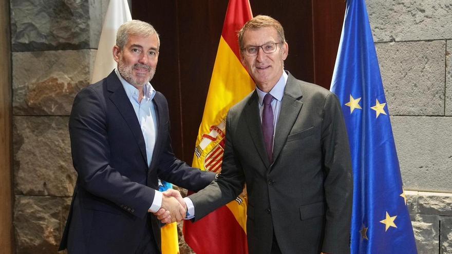 El presidente del PP, Alberto Núñez Feijóo, en una reunión con el presidente del Gobierno de Canarias, Fernando Clavijo,  en Santa Cruz de Tenerife en septiembre del año pasado.