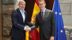Archivo - El presidente del PP, Alberto Núñez Feijóo, se reúne con el presidente del Gobierno de Canarias, Fernando Clavijo,  en Santa Cruz de Tenerife.