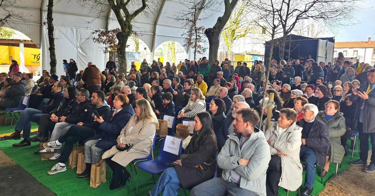 Asistentes á inauguración da Festa do Queixo de Arzúa.