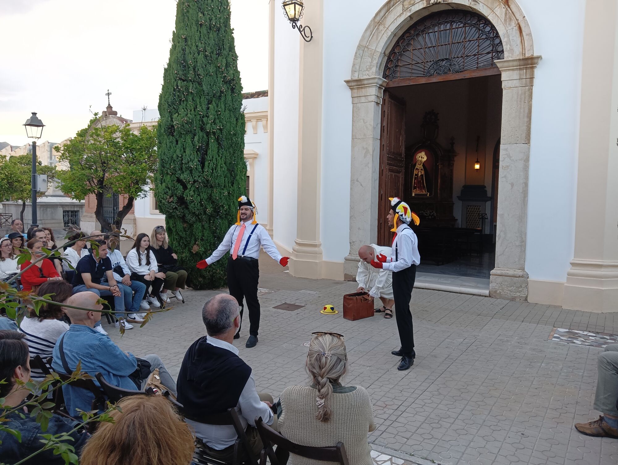 El Cementerio Histórico San Miguel abre sus puertas al sorprendente mundo de Rafael Pérez Estrada con los Ángeles como elemento de unión. 