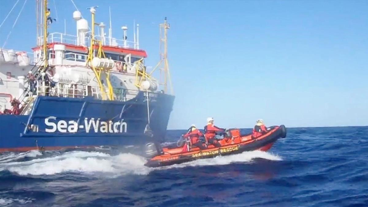 Rescate del 'Sea Watch 3' de 33 inmigrantes que viajaban en una patera en peligro en el Mediterráneo, el pasado sábado.