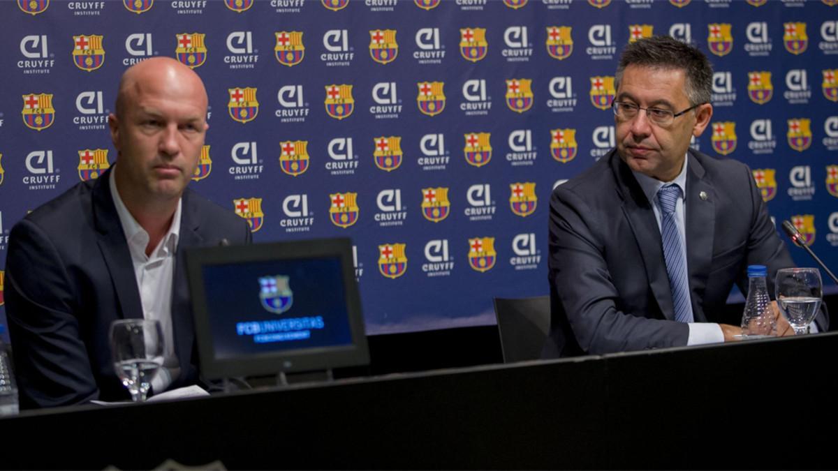 Jordi Cruyff y Josep Maria Bartomeu en marzo de 2016 tras el fallecimiento de Johan Cruyff