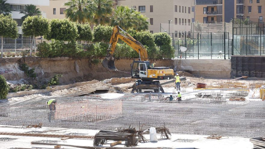Se derrumba el muro de contención de una urbanización en Alicante